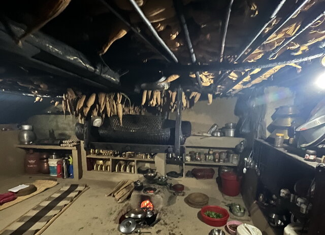 ブジュン村の民家の囲炉裏とキッチン.jpg