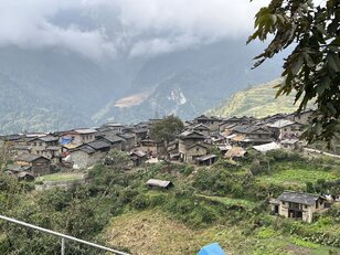 グルジャ村近景、200軒ほどの家が集まる。